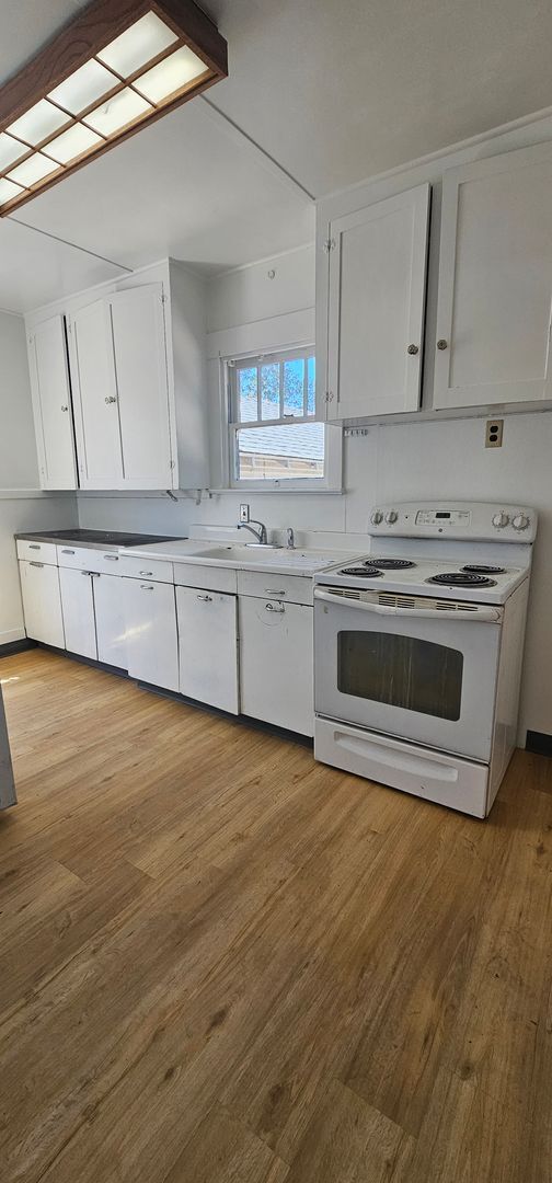 Charming Victorian Square Home – 4 Bed / 1 Bath – $2,075/Month