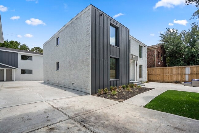 Building Photo - 2407 Cleburne St Unit 4