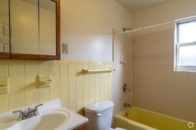 1BR, 1BA - 657SF