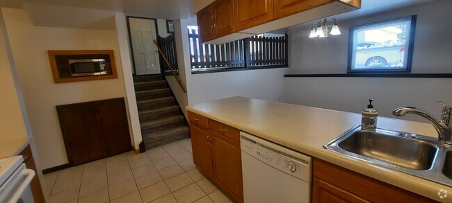 Building Photo - 2739 Packerland Dr Unit #2 Rental