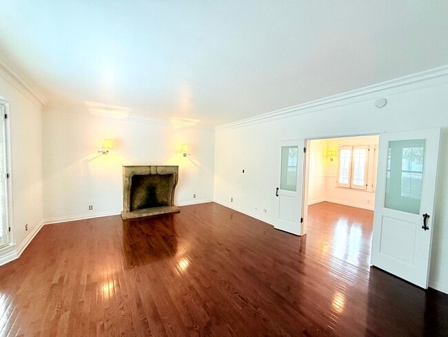 Building Photo - Very Unique Spacious sleek One Bedroom - O... Rental