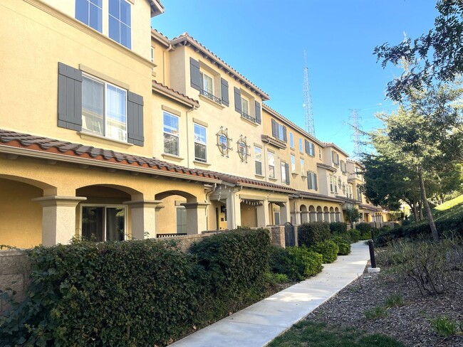 Luxurious Townhome in Gated Private Community - Luxurious Townhome in Gated Private Community