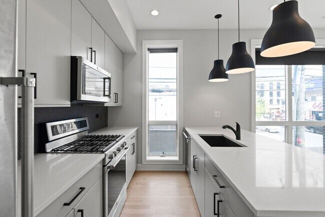 Photo - 1050 W Cornelia Ave