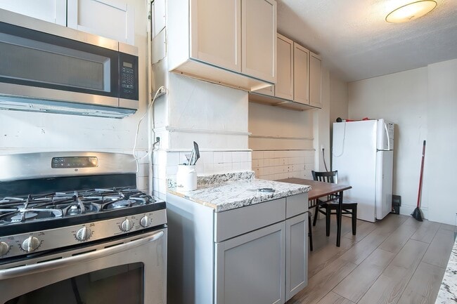 Building Photo - 21 Linden St Rental