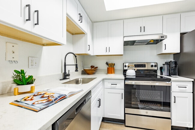 2BR, 2BA - 1,046SF - Kitchen