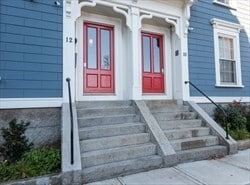 Building Photo - 10-12-12 Lynde St Unit 5