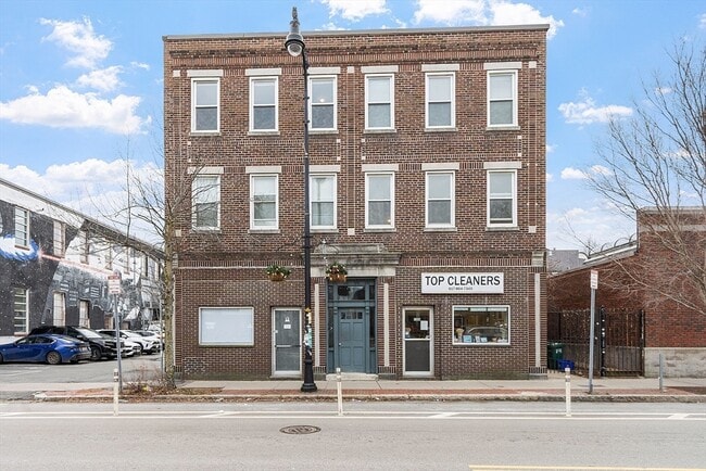 Building Photo - 1298 Cambridge St Unit 4