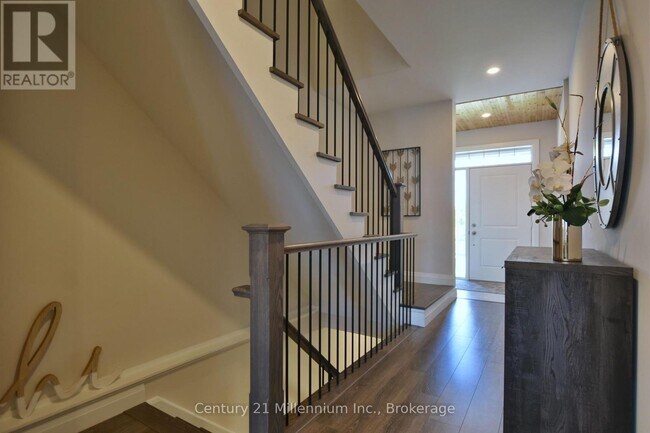 Photo - 305 Yellow Birch Cres