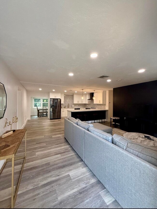 Photo - 511 SW N Riverpoint Dr