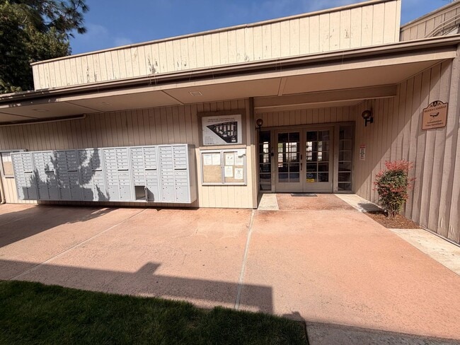 Photo - 2 Bed, 2 Bath Fullerton Condo For Rent w/ ... Unit 102