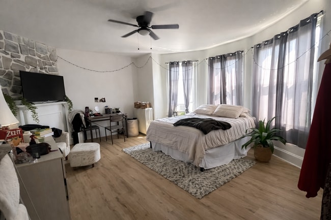 Photo - Bright Renovated 2-Bedroom w/ Stainless Kitchen & 1,000 Sq Ft Unidad 2F