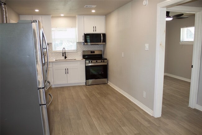 Photo - 1323 E 32nd 1/2 St