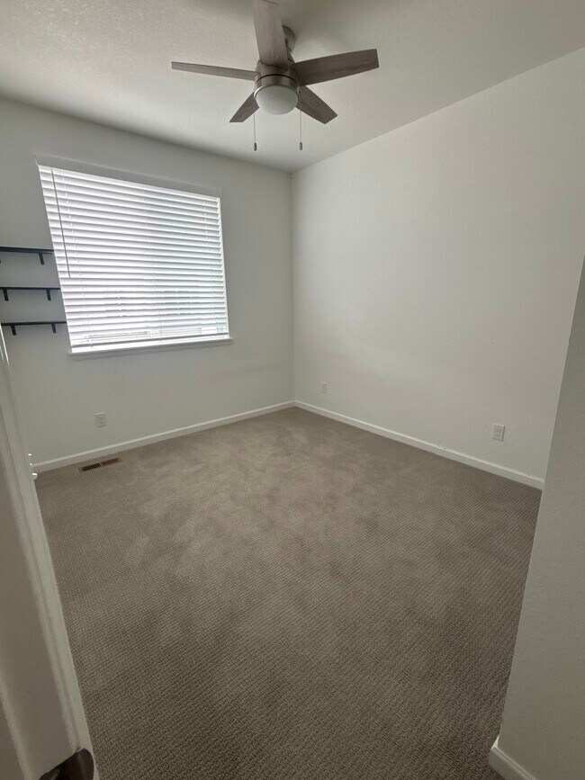 Photo - 404 Millwall Cir