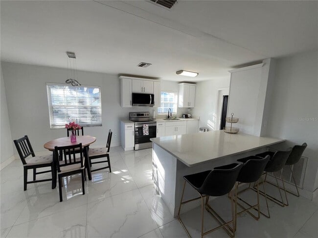 Photo - 801 North Blvd W