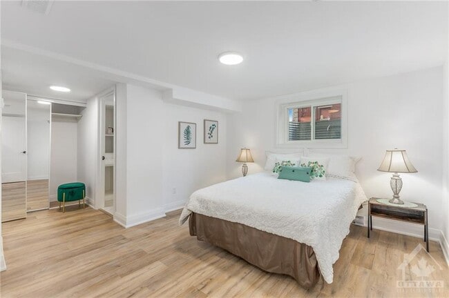 Photo - 2093 Saunderson Dr
