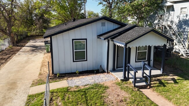 Photo - 1210 Southey St