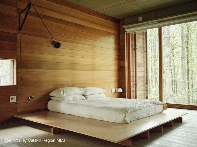 Photo - 2003 Queens Hwy