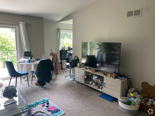 Building Photo - 2 bedroom 1 bath close to 94 Rental