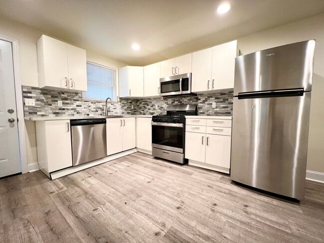 Building Photo - Updated 2BR house with off street parking!