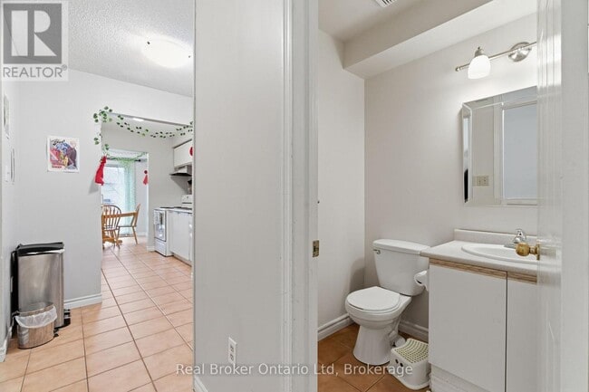 Photo - 302 College Ave W