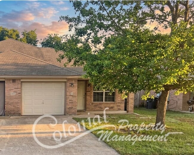 Building Photo - 1308 Chips Dr Unit B