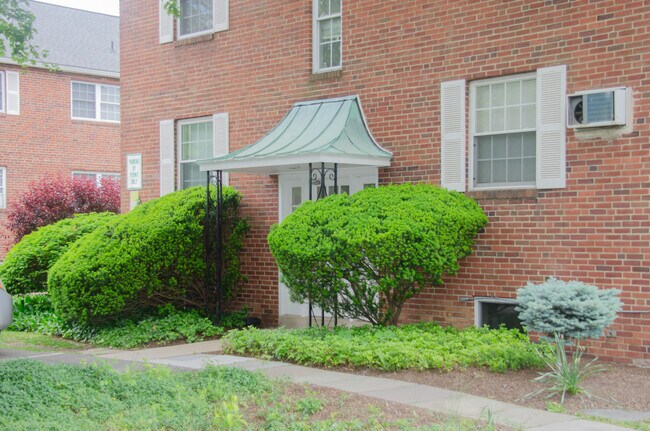 Photo - Suburban Square Apartments