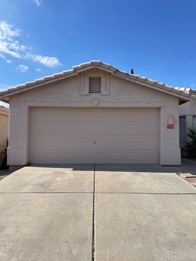 Building Photo - Large 3 Bedroom! Master Bedroom w/ Sitting Room!