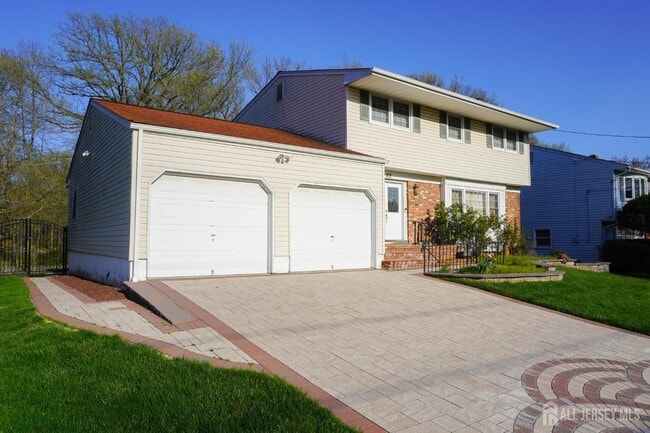 Photo - 32 Eileen Way