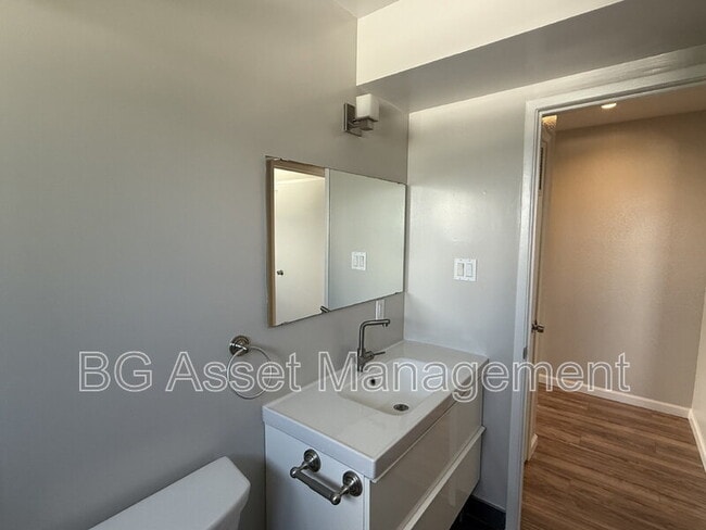 Building Photo - 50 Frey Pl Unit 4