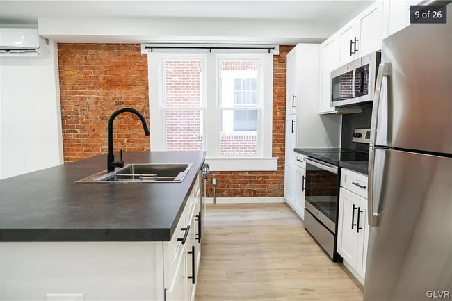 Building Photo - 1915 W Livingston St Unit #1