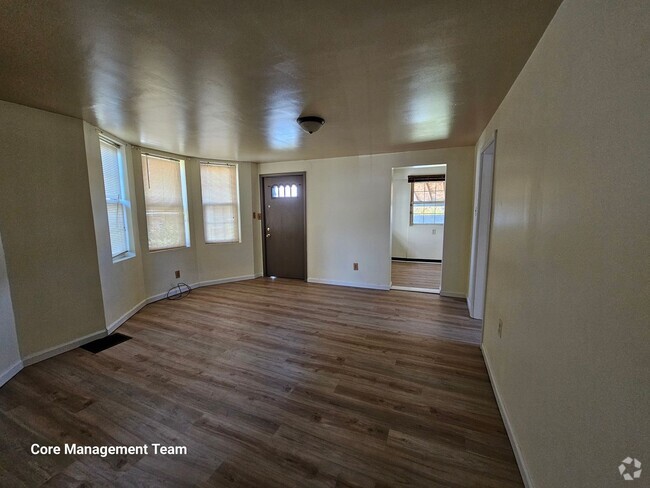 Building Photo - Updated 3 bedroom 1 bath apartment for rent