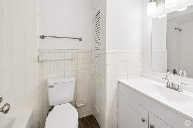 2BR, 2BA - 1,024SF - Bathroom