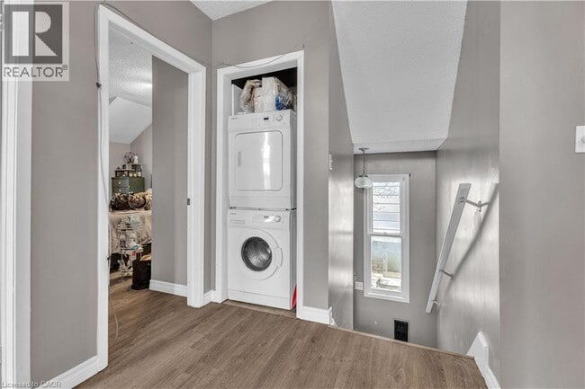 Photo - 93 Wharncliffe Rd N