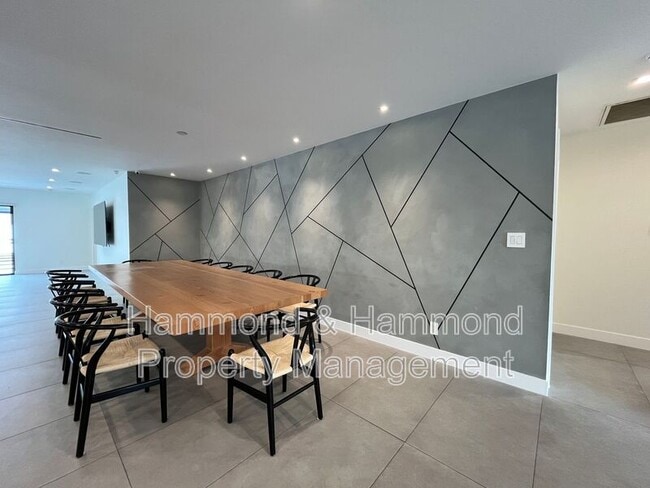 Photo - 5735 Saloma Ave