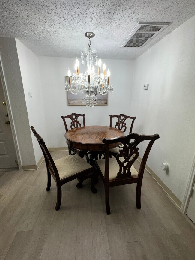 2826 S Bartell Dr Unidad F23