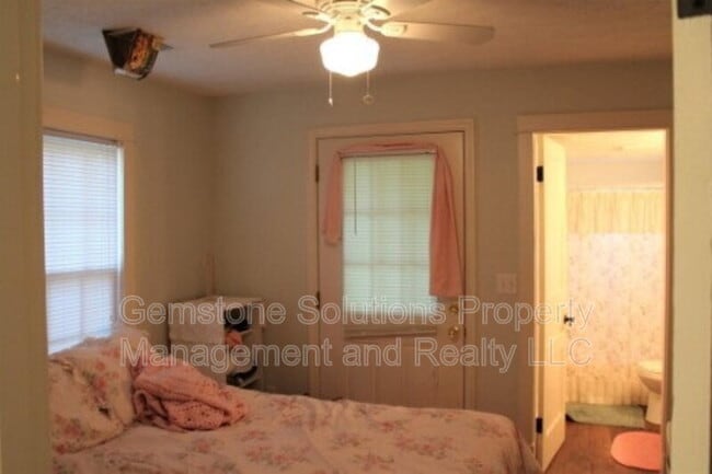 Photo - 335 Granbury St