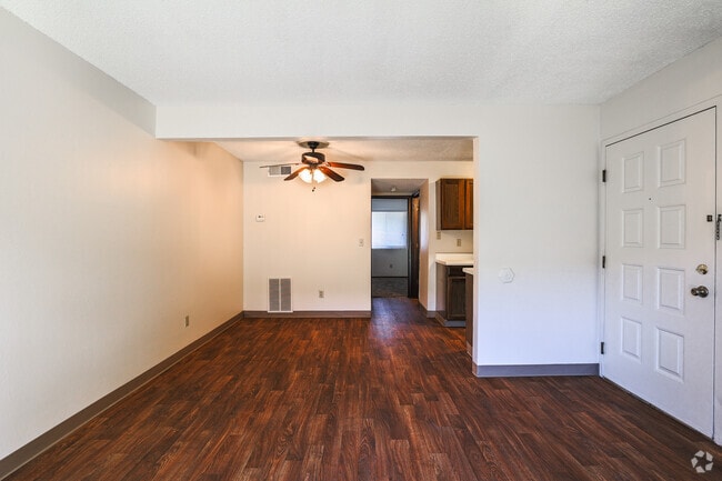 1BR, 1BA - 685SF - Living Room