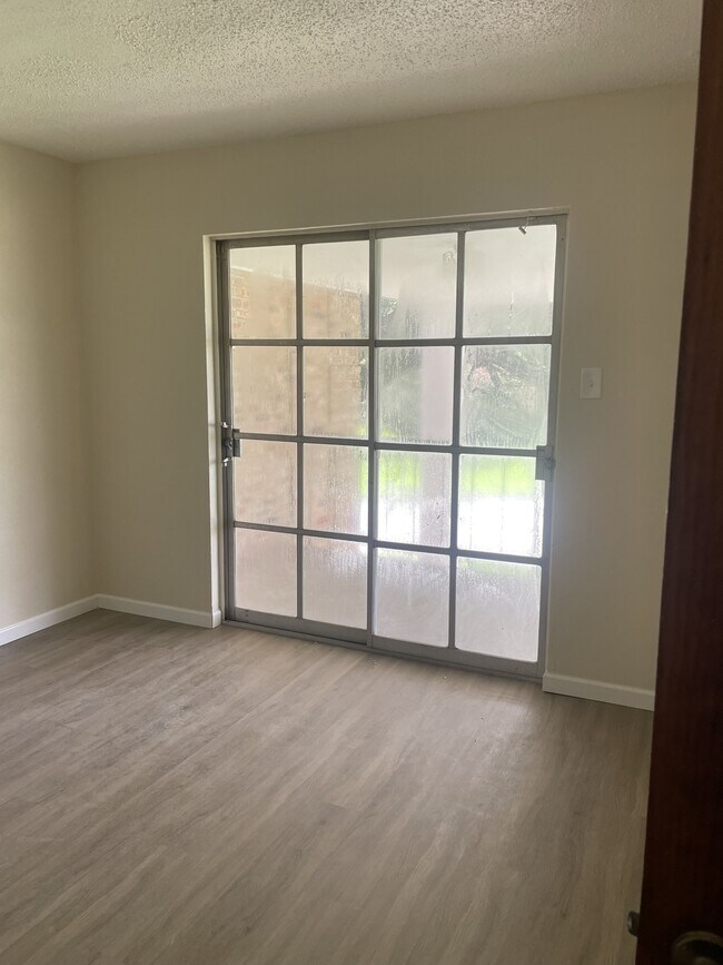 Photo - 675 Wooddale Blvd