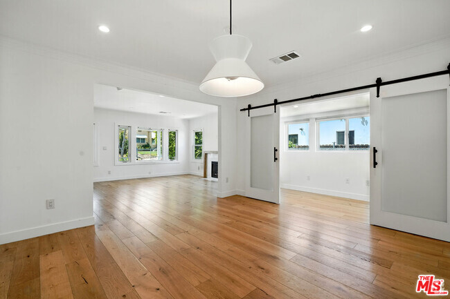 Building Photo - 1054 S Plymouth Blvd Rental