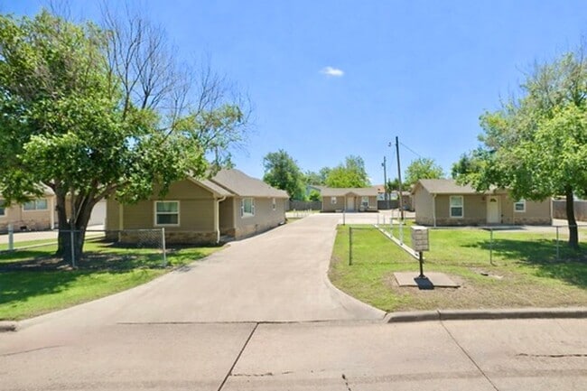 Photo - 1604 NW Lindy Ave