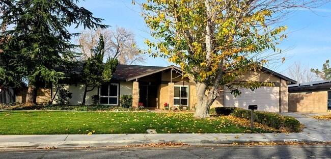 Building Photo - Beautiful Single Story Pool Home in West Lancaster with 1881 sq. ft.