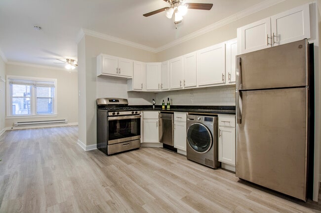 Building Photo - 730 W Roscoe St Unit 2W