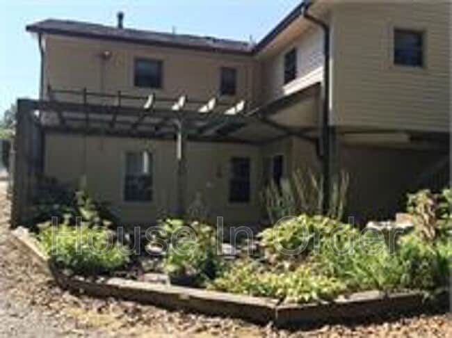 Building Photo - 12 Looking Glass Ln