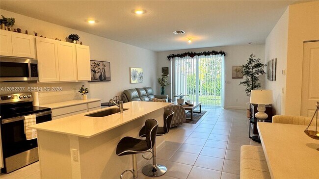 Photo - 401 SE Crossoak Ln