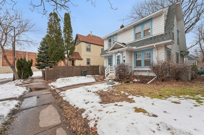 Photo - 661 Surrey Ave E