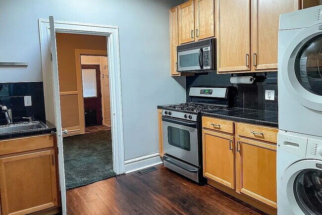 Photo - Cozy 1-Bedroom Townhouse Retreat with Granite Touches & Hardwood Elegance in Denver! Unidad A