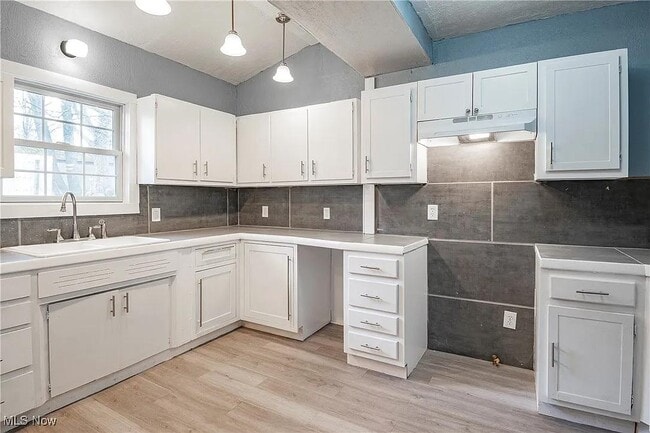 Photo - 682 Brown St