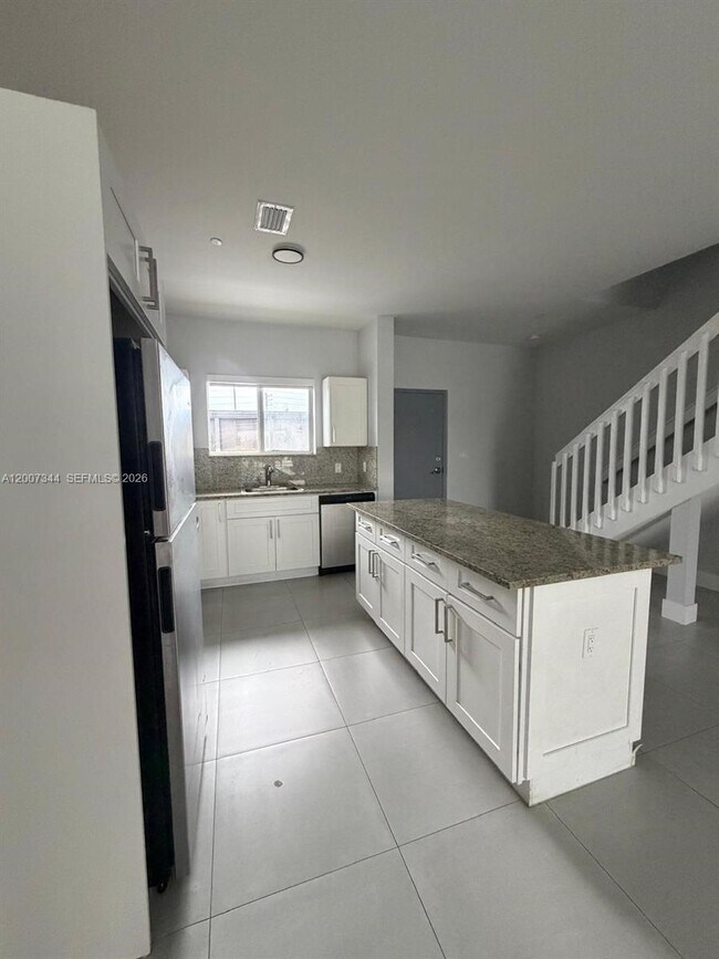 Photo - 381 E 50th St Unit 6