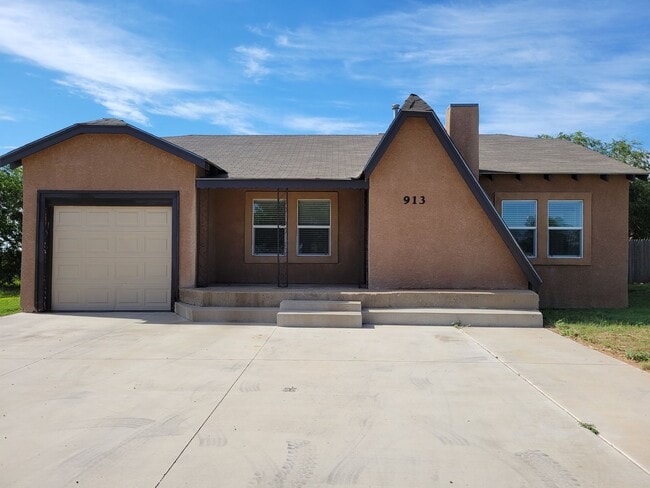 Building Photo - LARGE HOME WITH FENCED YARD NEAR LOCKWOOD ELEMENTARY SCHOOL