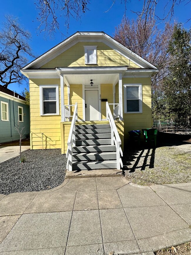 Building Photo - Reserve Now for June 2026! Great House in ... Unit House